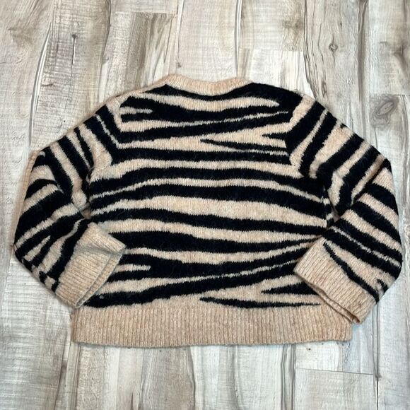 Madewell Crewneck oversize fuzzy zebra print sweater size medium - Picture 2 of 7